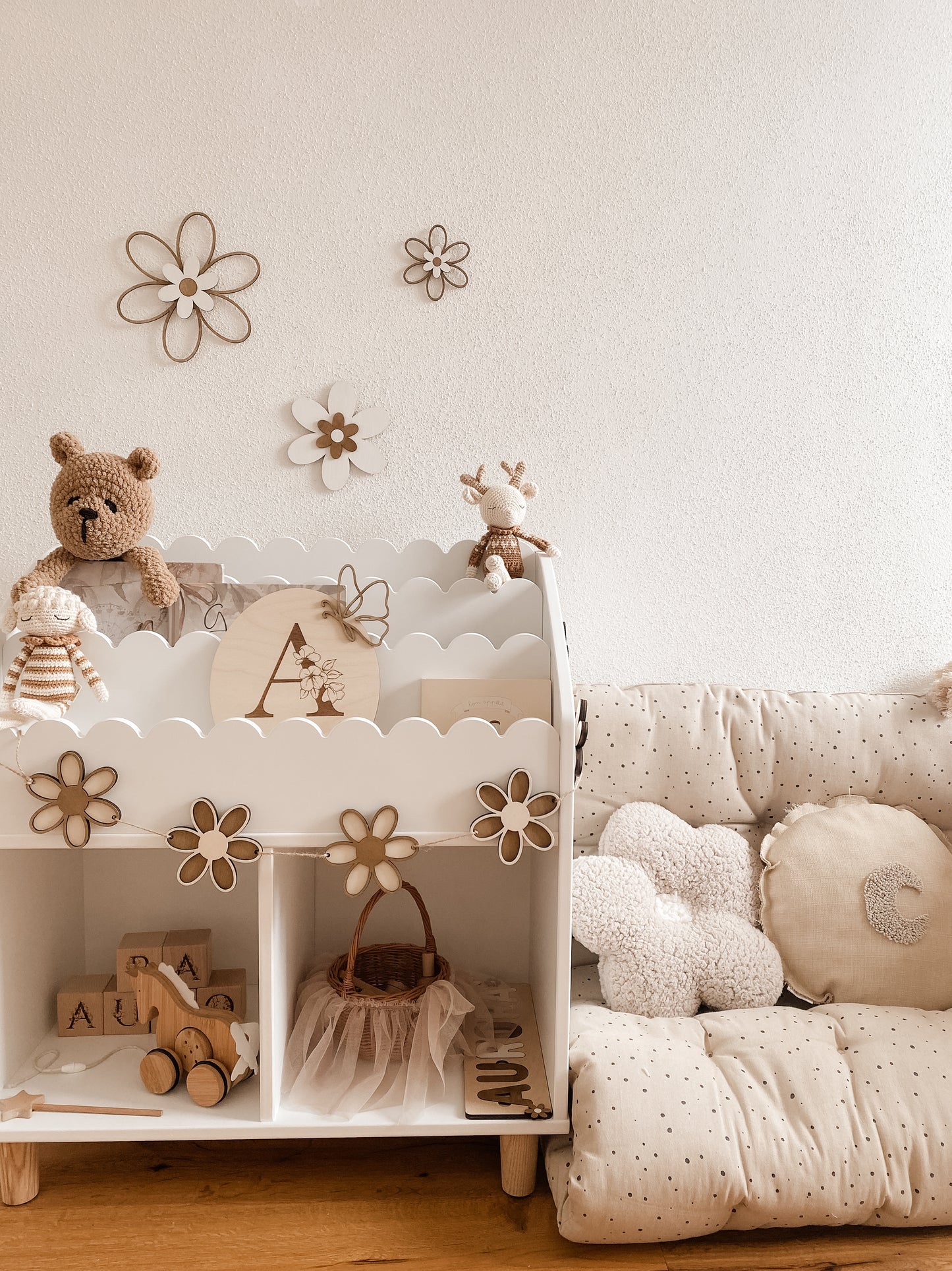 Holzblumen Girlande, Wimpelkette, Dekoration Kinderzimmer und Babyzimmer
