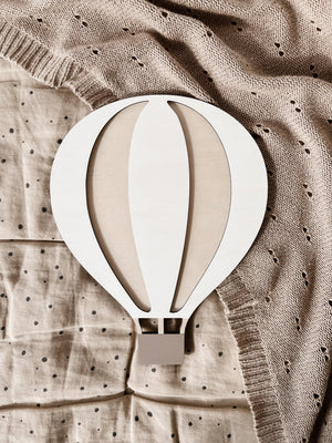 Heißluftballon aus Holz – Wanddeko in Weiß-Birke