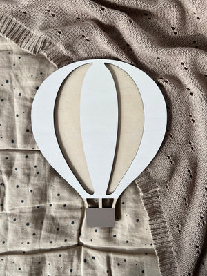 Heißluftballon aus Holz – Wanddeko in Weiß-Birke