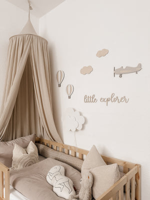 Heißluftballon aus Holz – Wanddeko in Weiß-Birke