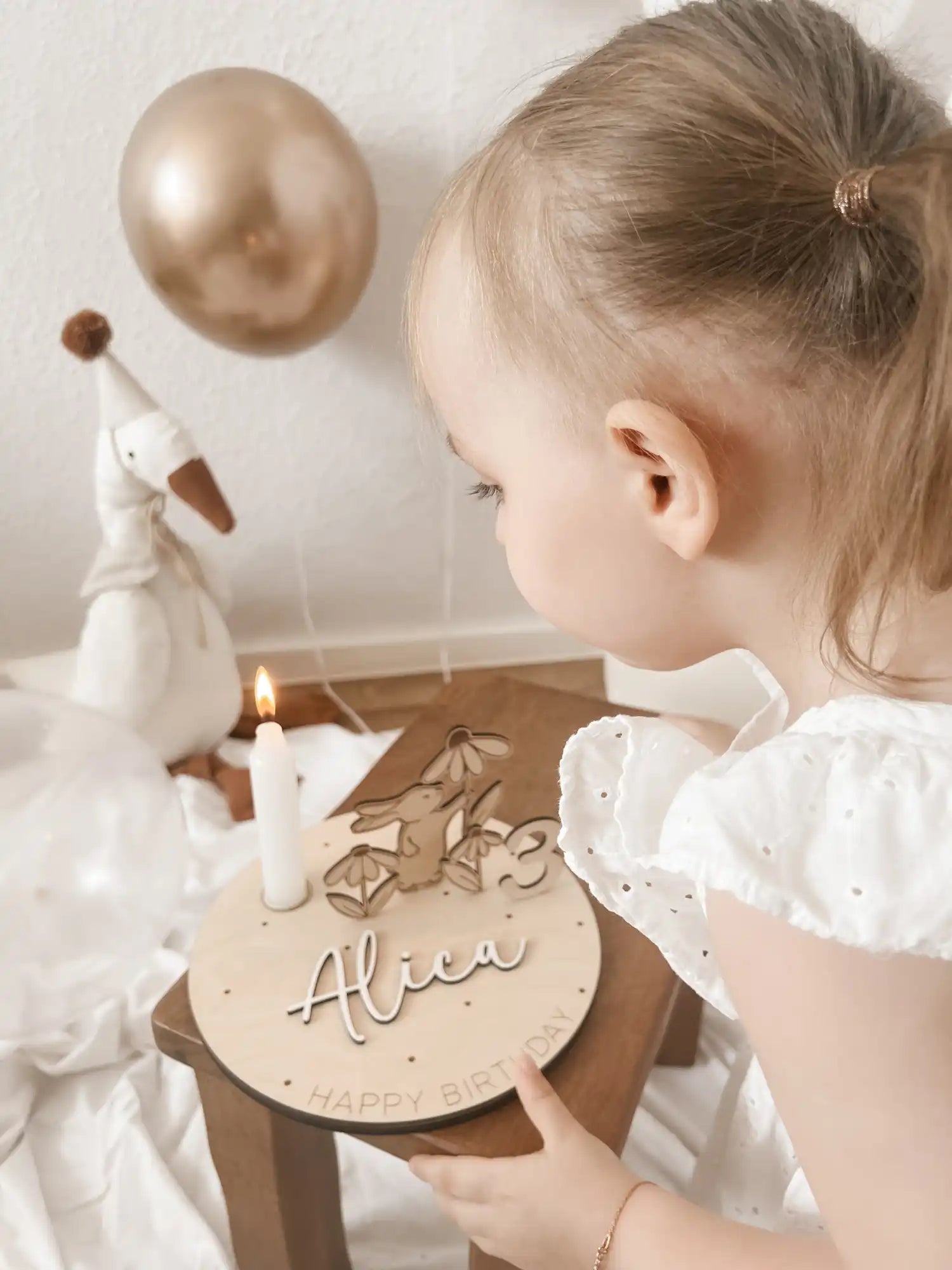 Personalisierter Geburtstagsteller Hase mit Blumen