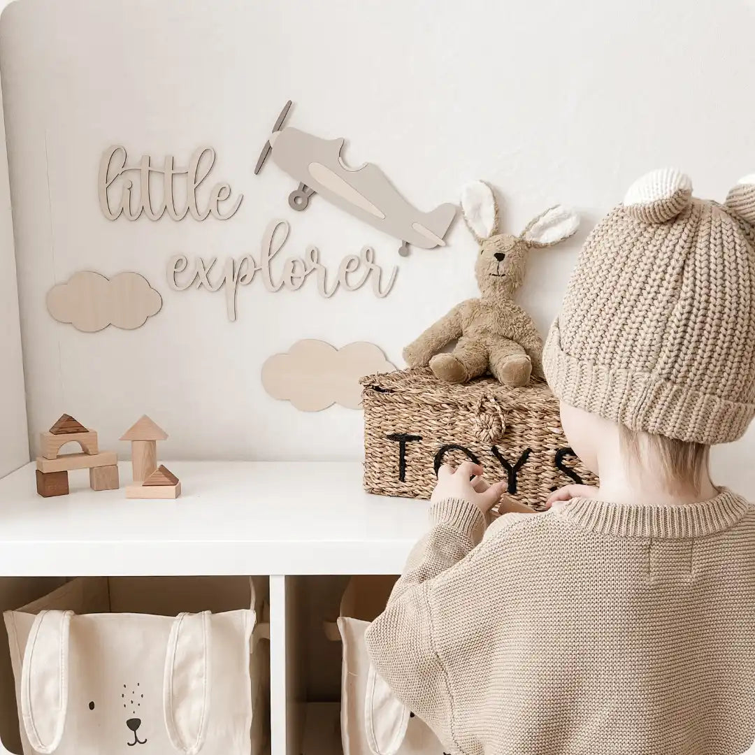 Ein Kind trägt eine gestrickte Mütze mit dekorativen Ohren.