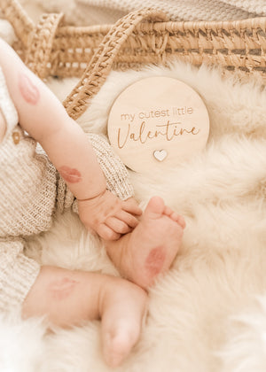 My Cutest Little Valentine Holztafel Weiß – Liebevolle Valentinstags-Meilensteinkarte aus Holz
