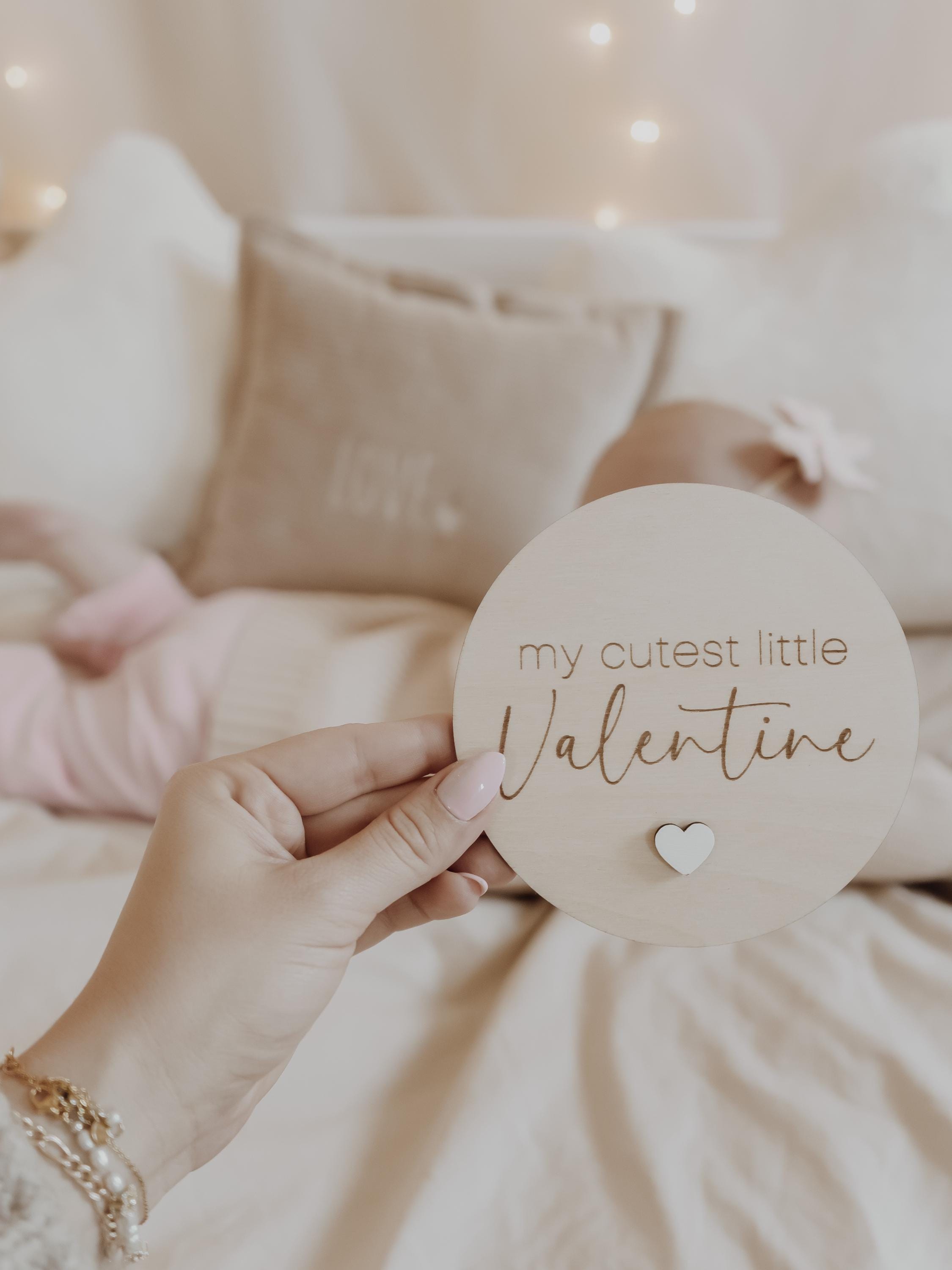 my cutest little Valentine - Tafel aus Holz - weiß, Meilensteinkarte zum Valentinstag - BohoWildflowerVibes