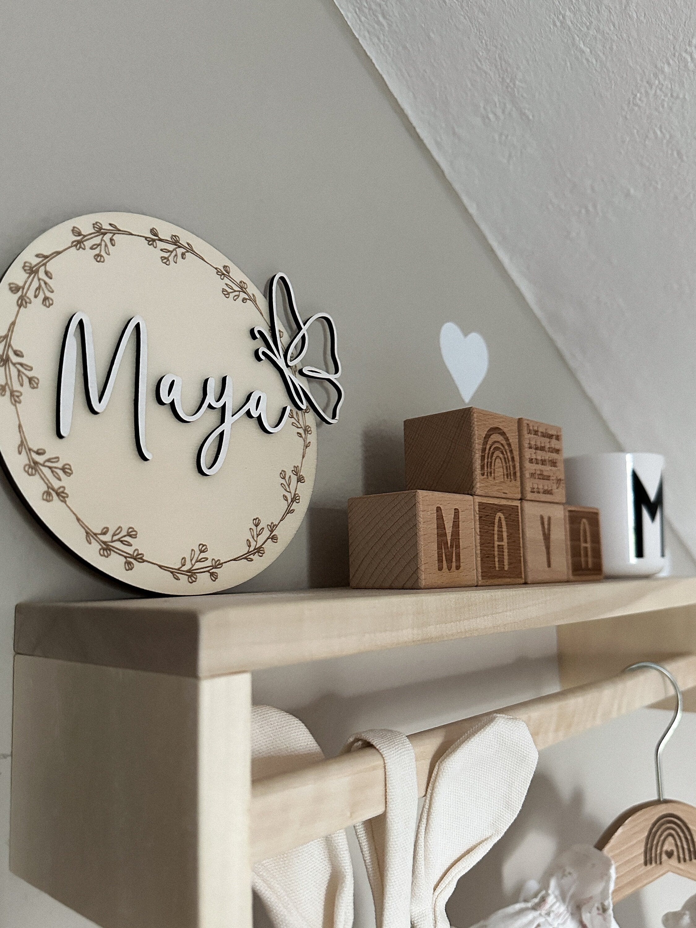 Namenstafel aus Holz in verschiedenen Variationen mit Schmetterling - BohoWildflowerVibes