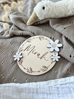 Namenstafel mit Blumen aus Holz in verschiedenen Farben - BohoWildflowerVibes