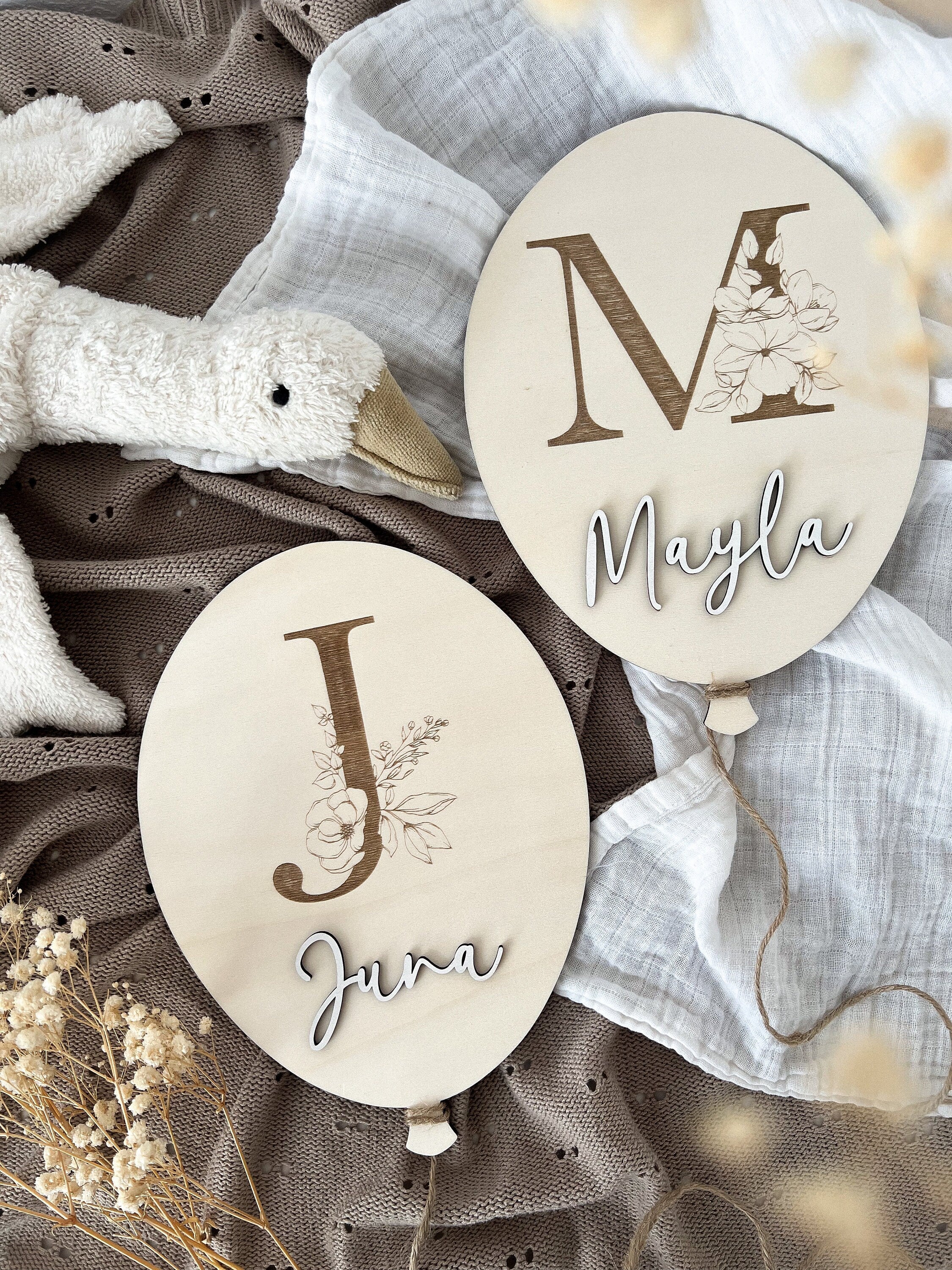 Personalisierter Ballon aus Holz mit Initialen und Namen in verschiedenen Variationen - BohoWildflowerVibes