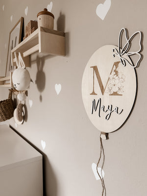 Personalisierter Ballon aus Holz mit Initialen und Namen mit Schmetterling in verschiedenen Variationen - BohoWildflowerVibes