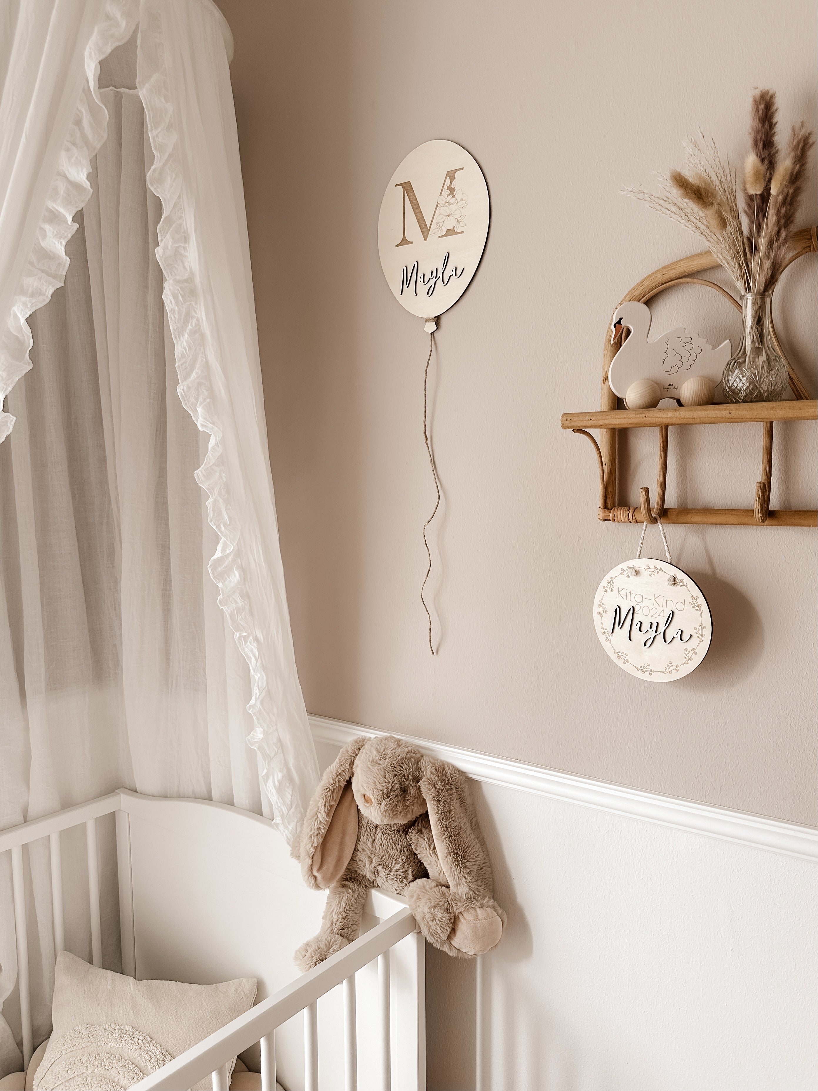 Personalisierter Ballon aus Holz mit Initialen und Namen in verschiedenen Variationen - BohoWildflowerVibes