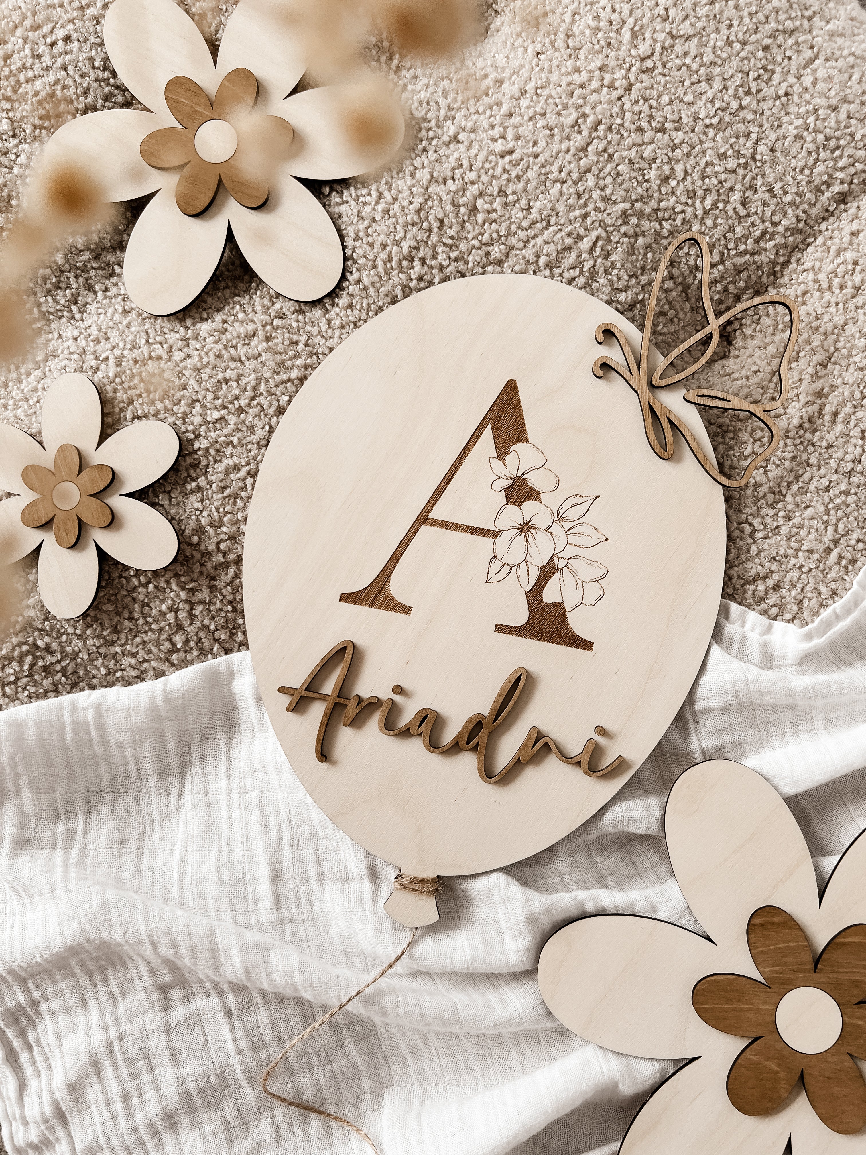 Personalisierter Ballon aus Holz mit Initialen und Namen mit Schmetterling in verschiedenen Variationen - BohoWildflowerVibes