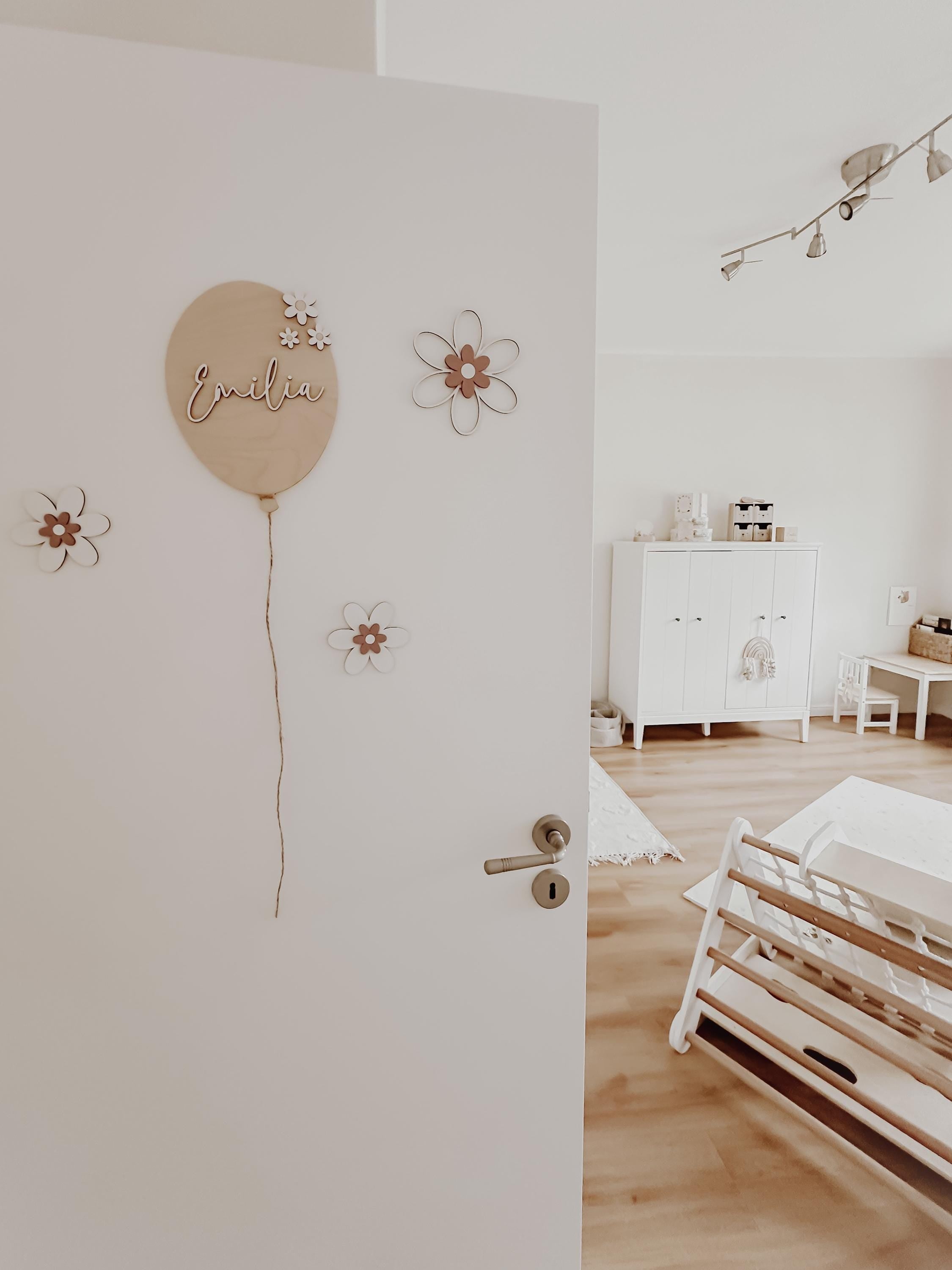 Personalisierter Ballon aus Holz mit Namen und Blumen in verschiedenen Variationen - BohoWildflowerVibes