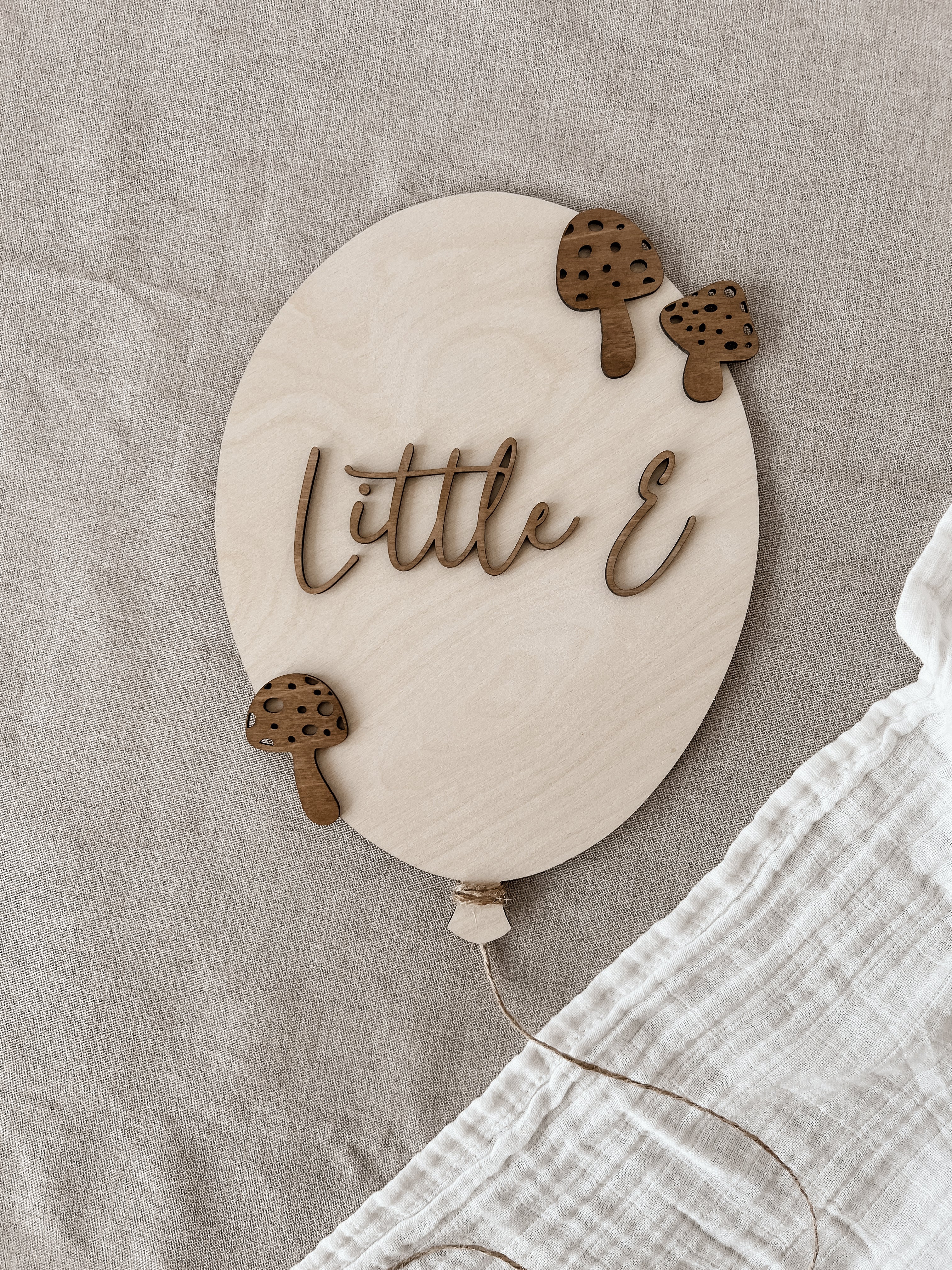Personalisierter Ballon aus Holz mit Namen und Pilzen in verschiedenen Variationen - BohoWildflowerVibes