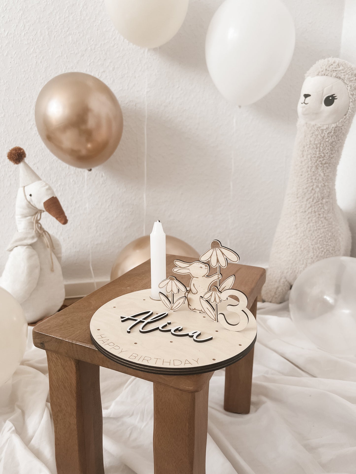 Personalisierter Geburtstagsteller Hase mit Blumen