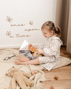 Schriftzug - once upon a time - nussbraun