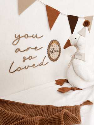 Schriftzug - you are so loved - nussbraun