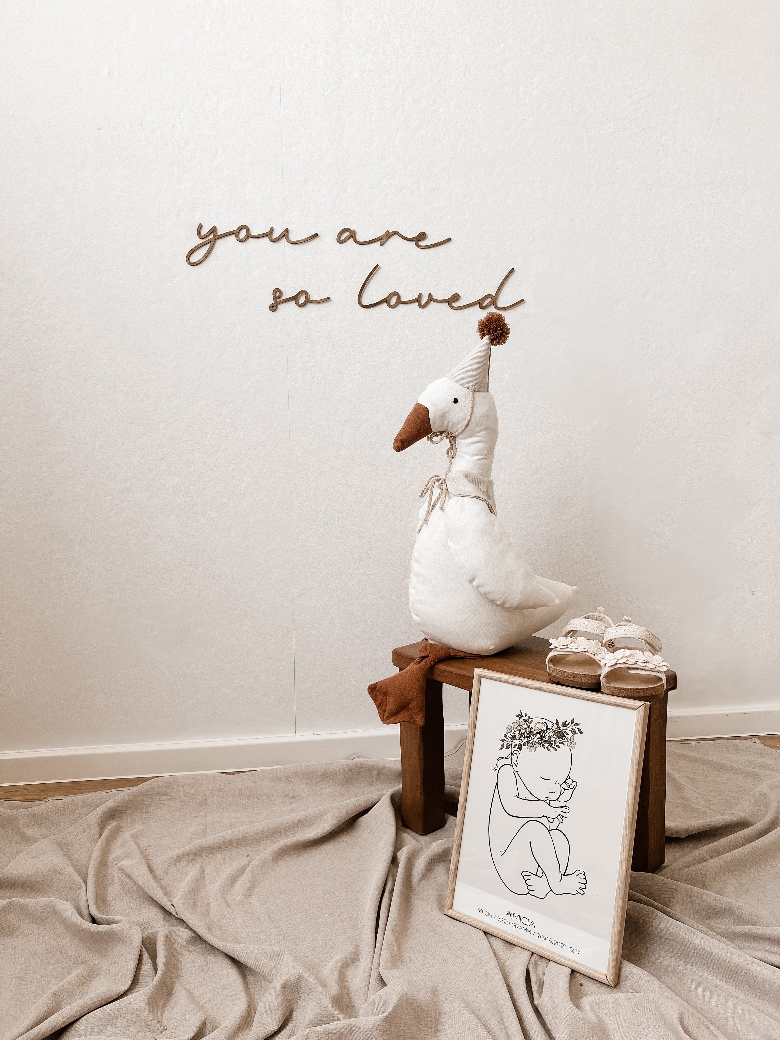 Schriftzug - you are so loved - nussbraun