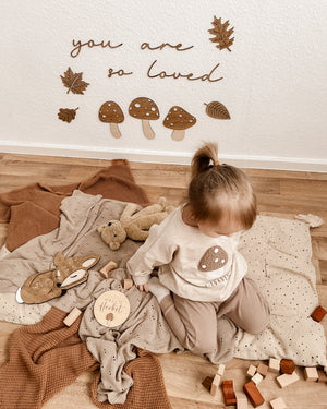 Schriftzug - you are so loved - nussbraun