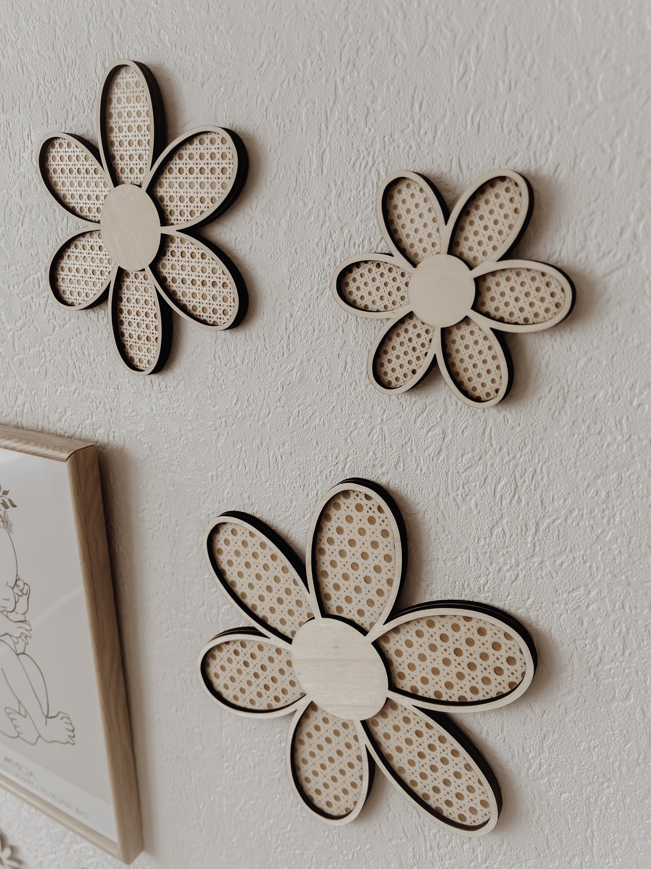 3 Holzblumen mit Rattan Gravur Wanddeko für Kinder- und Babyzimmer - BohoWildflowerVibes