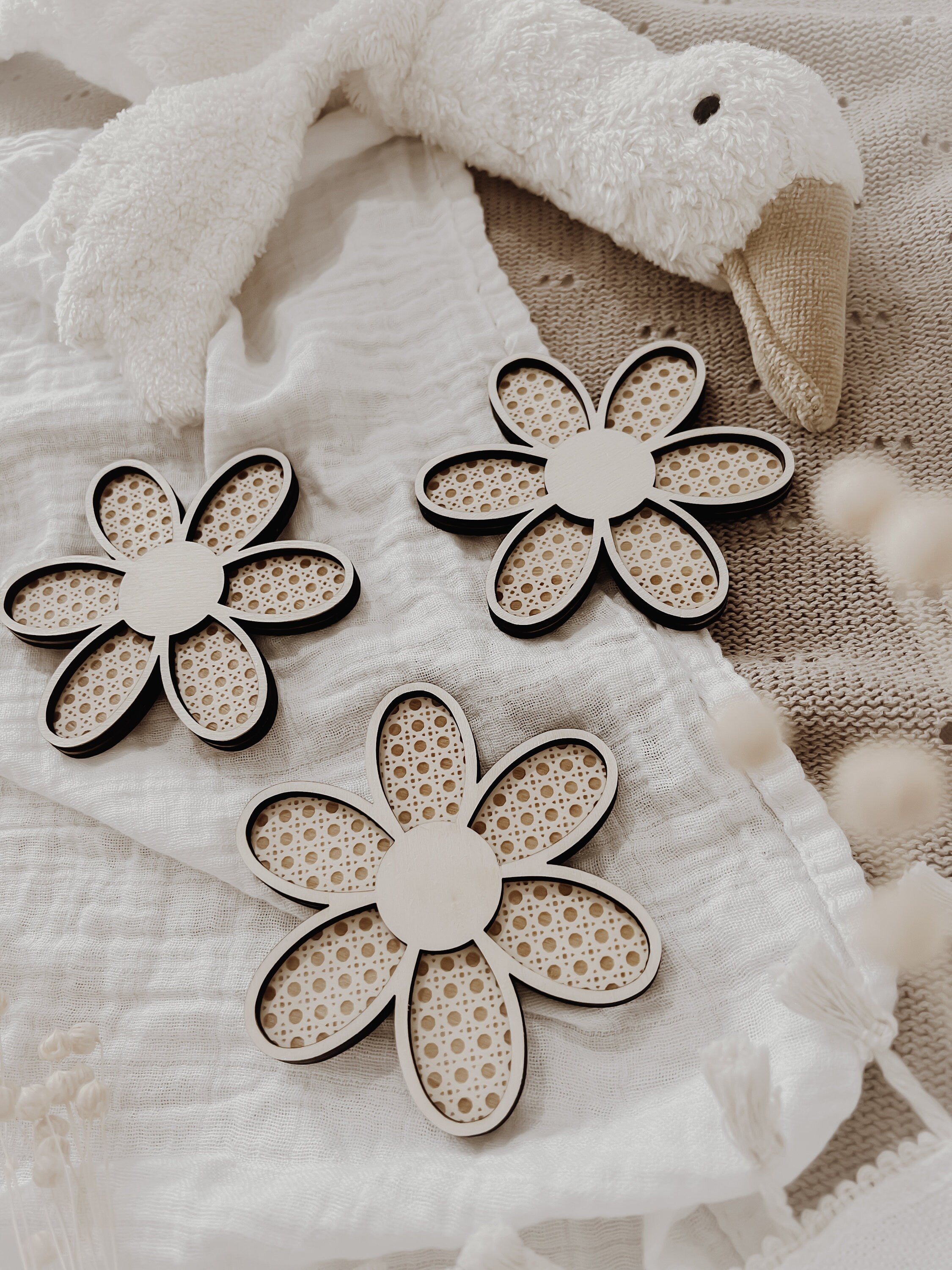 3 Holzblumen mit Rattan Gravur Wanddeko für Kinderzimmer und Babyzimmer - BohoWildflowerVibes