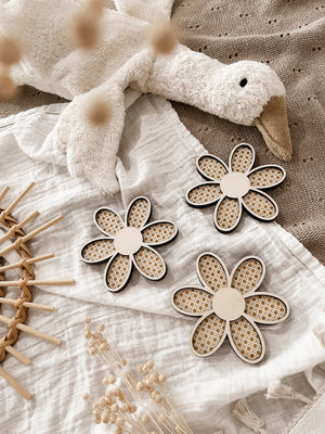 3 Holzblumen mit Rattan Gravur Wanddeko für Kinderzimmer und Babyzimmer