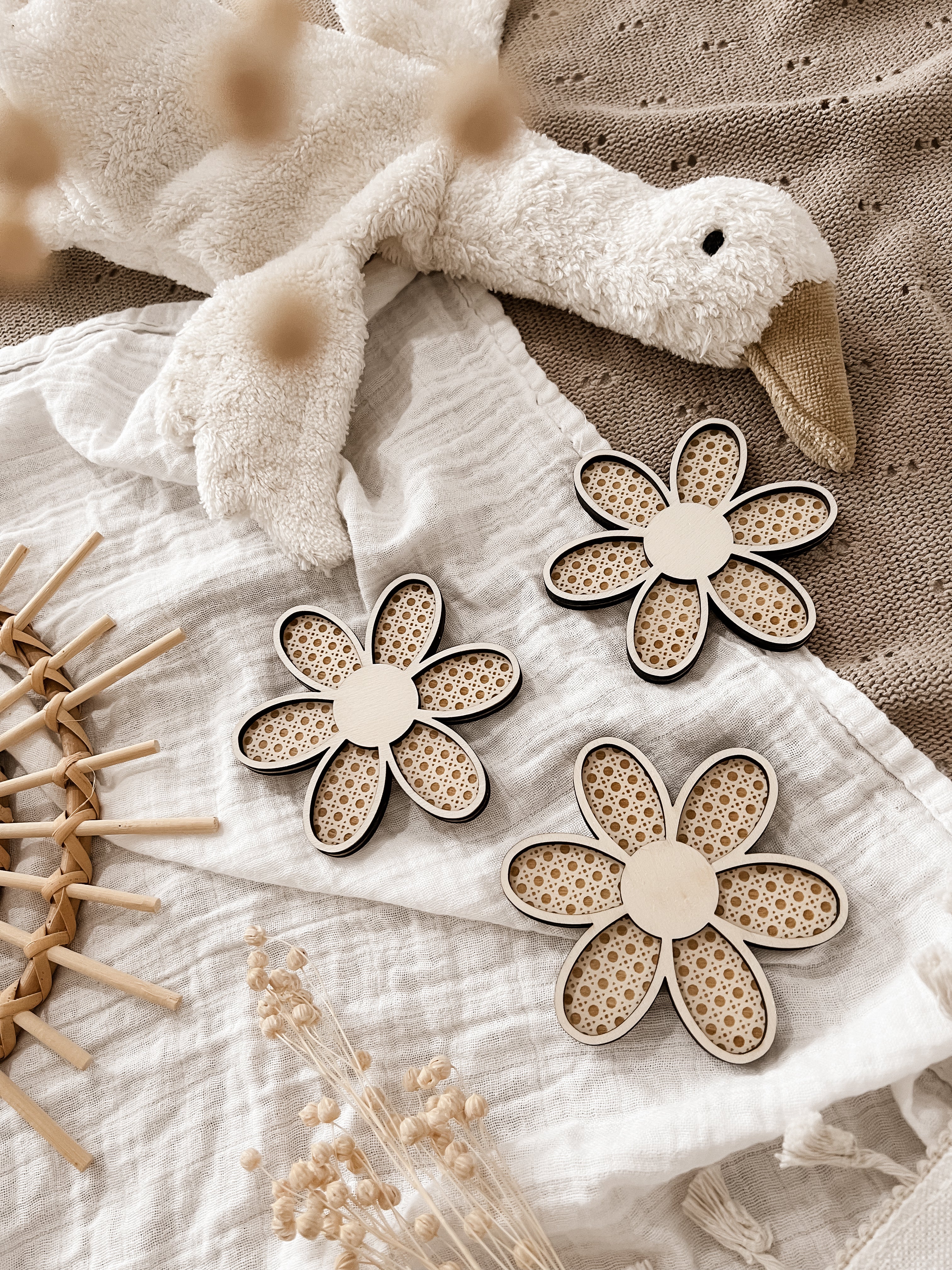 3 Holzblumen mit Rattan Gravur Wanddeko für Kinderzimmer und Babyzimmer