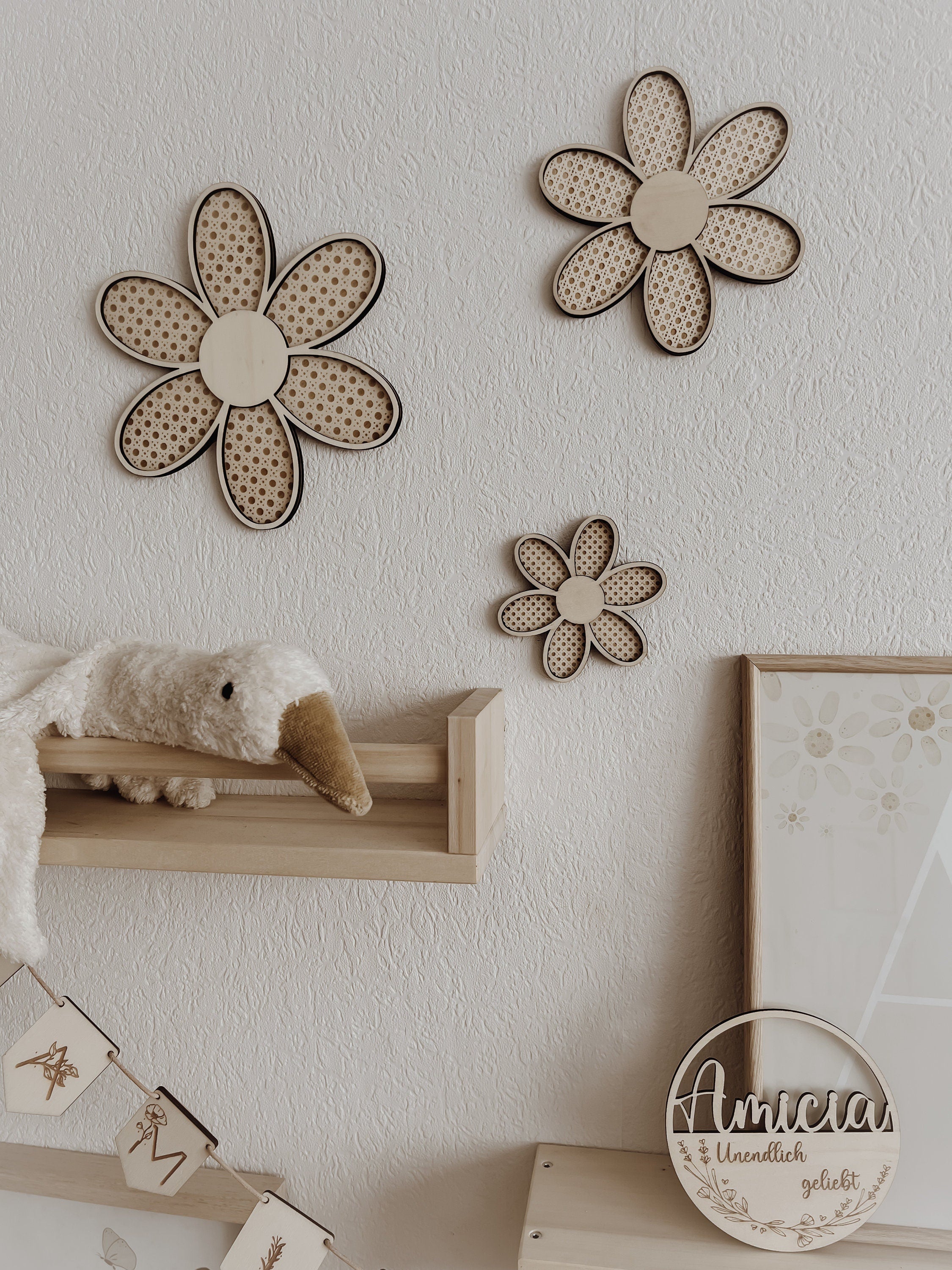 3 Holzblumen mit Rattan Gravur Wanddeko für Kinder- und Babyzimmer - BohoWildflowerVibes