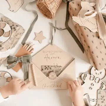 Beige- und braune Holz-Gingerbread-Backform mit festlichen Mustern.