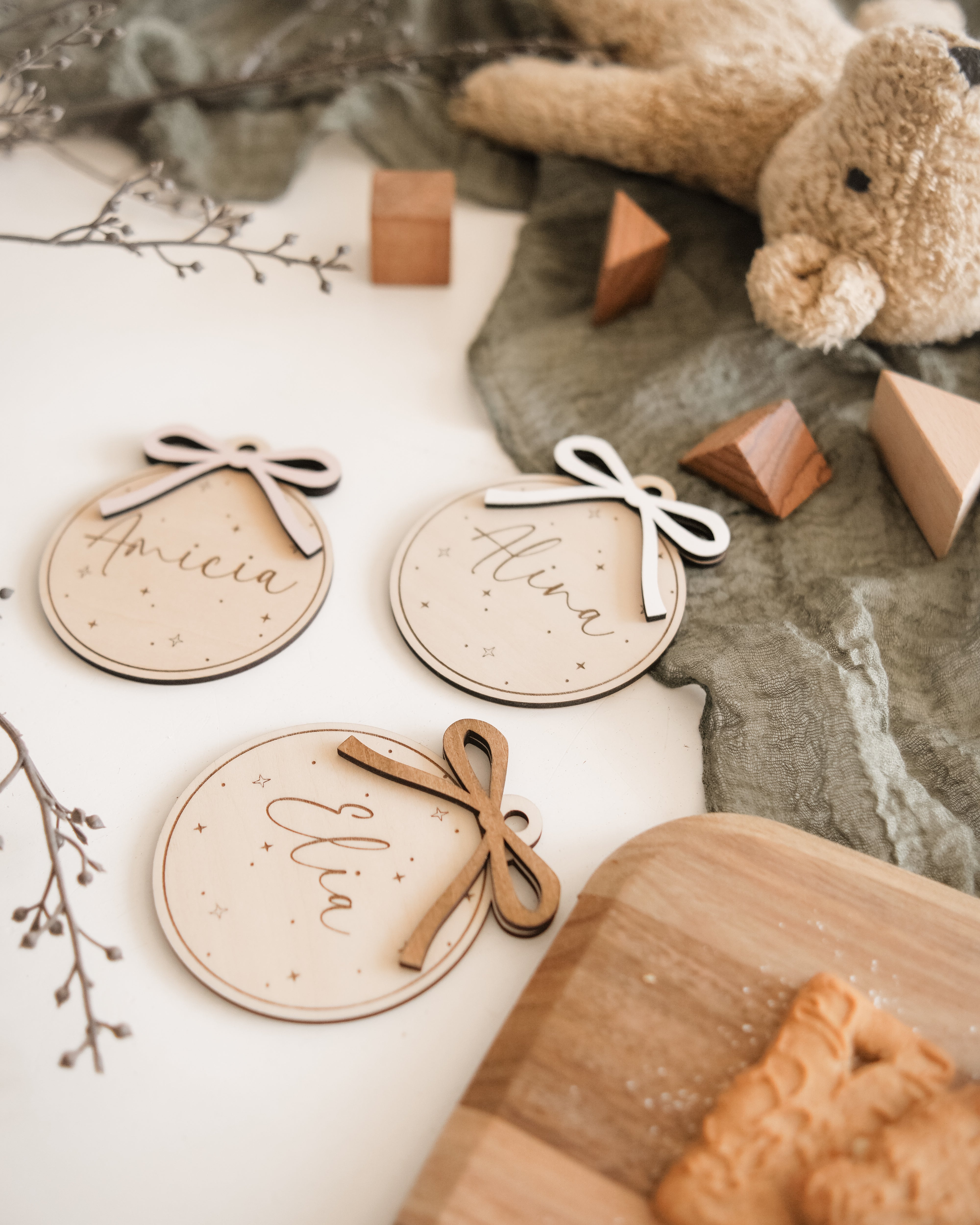 Geschenkanhänger Christbaumschmuck aus Holz – Schleife Persönliche Weihnachtsdeko