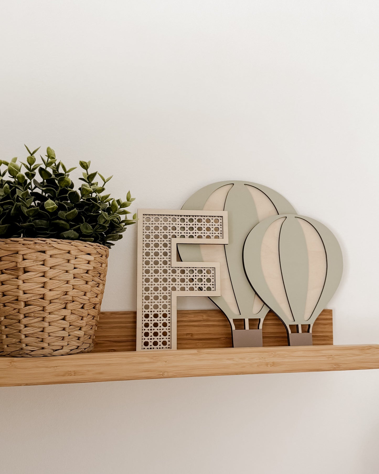 Heißluftballon aus Holz – Wanddeko in Grün-Birke