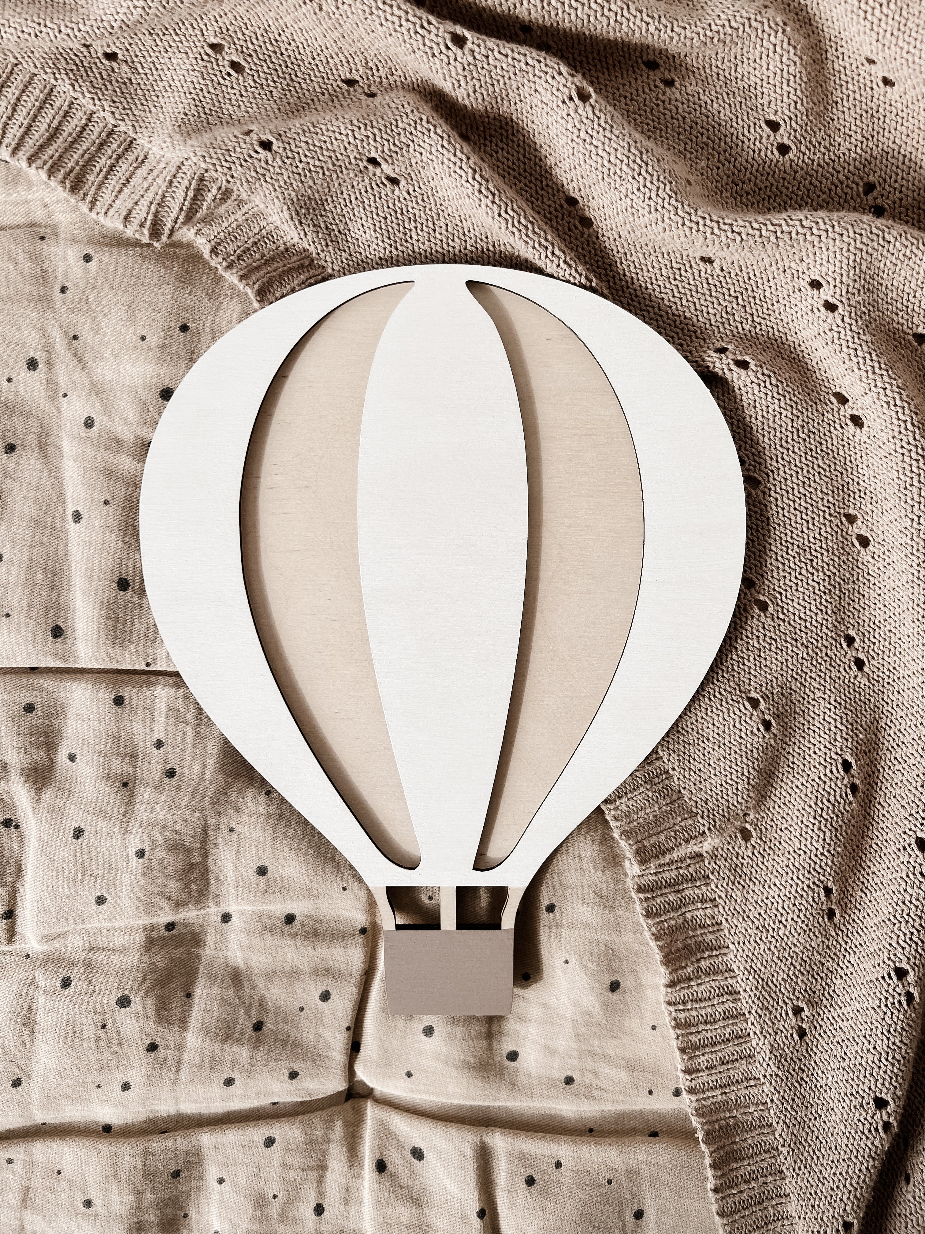 Heißluftballon aus Holz – Wanddeko in Weiß-Birke