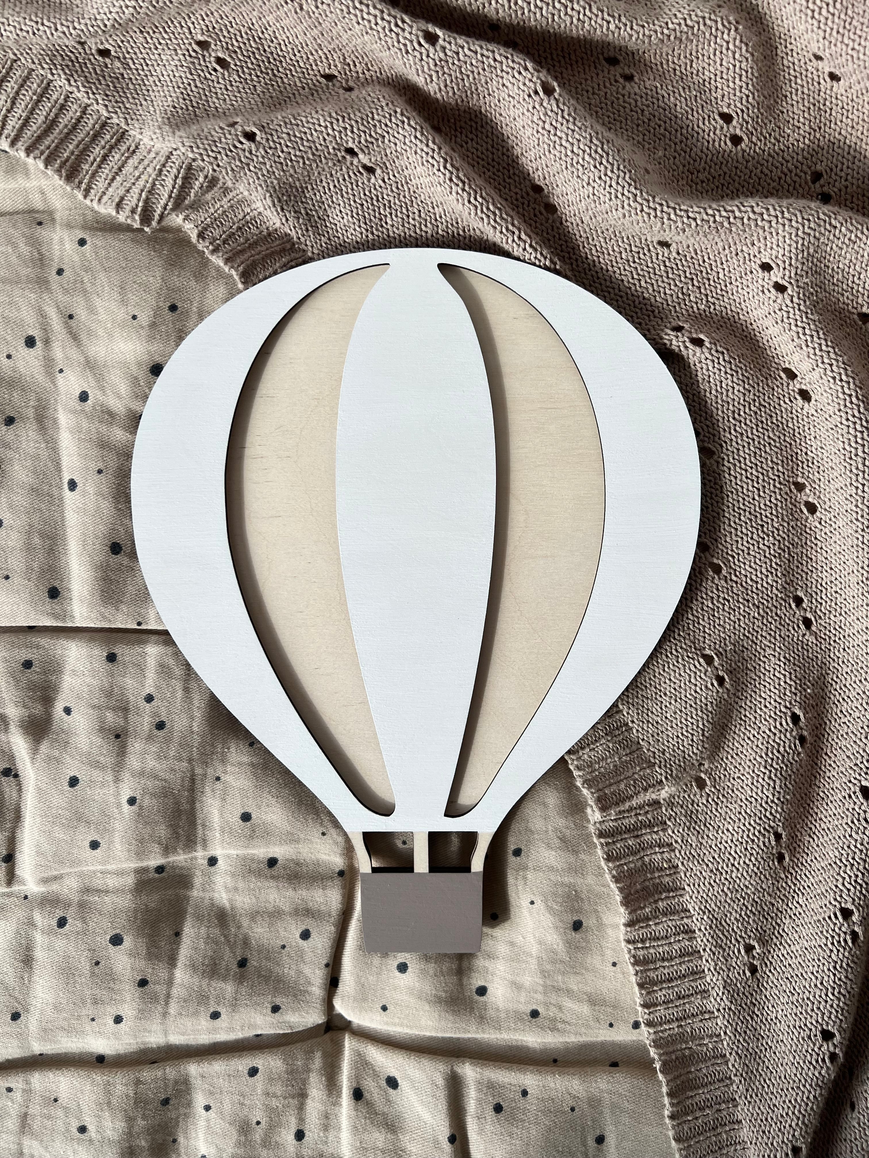 Heißluftballon aus Holz – Wanddeko in Weiß-Birke
