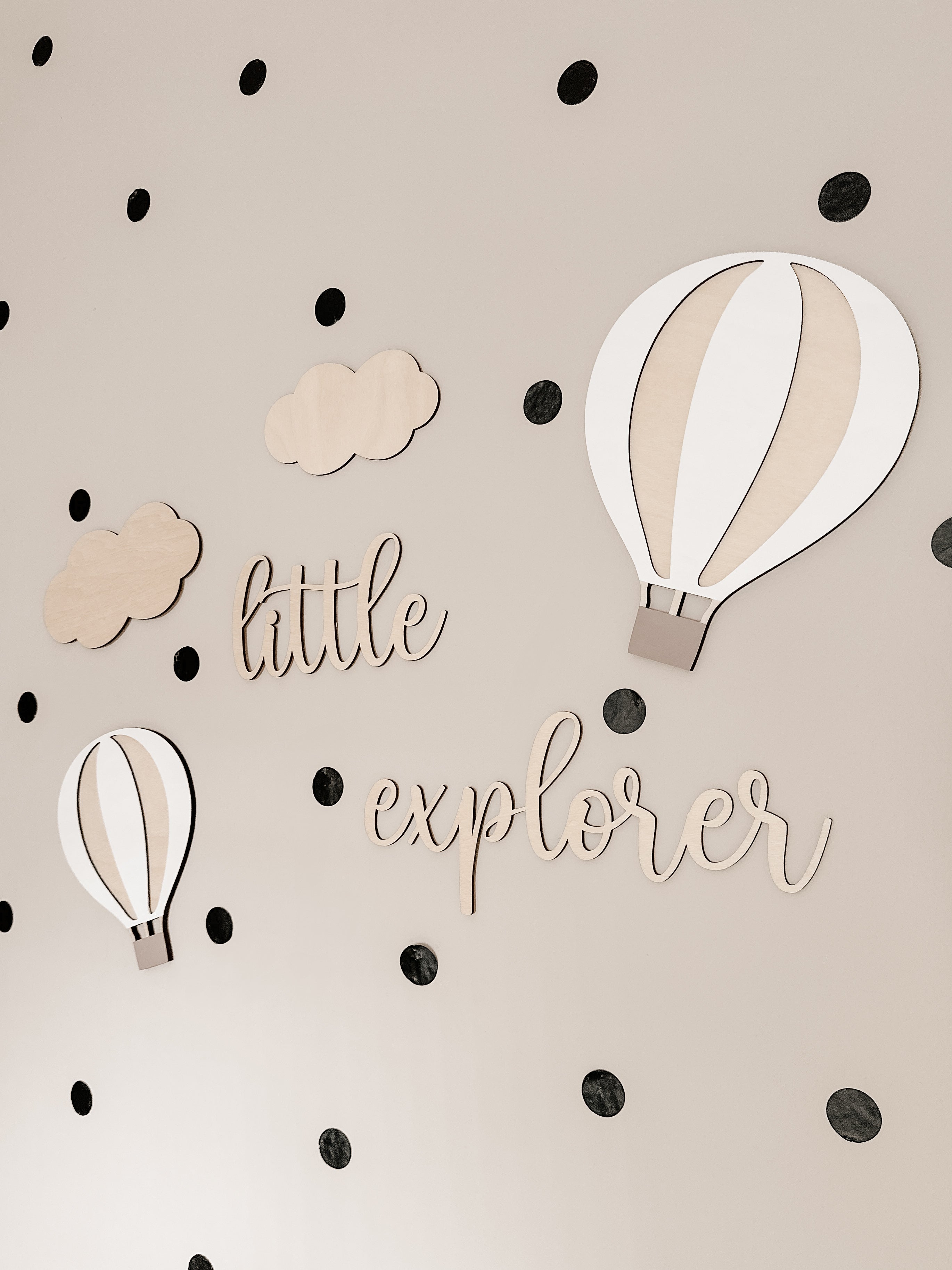 Heißluftballon aus Holz – Wanddeko in Weiß-Birke