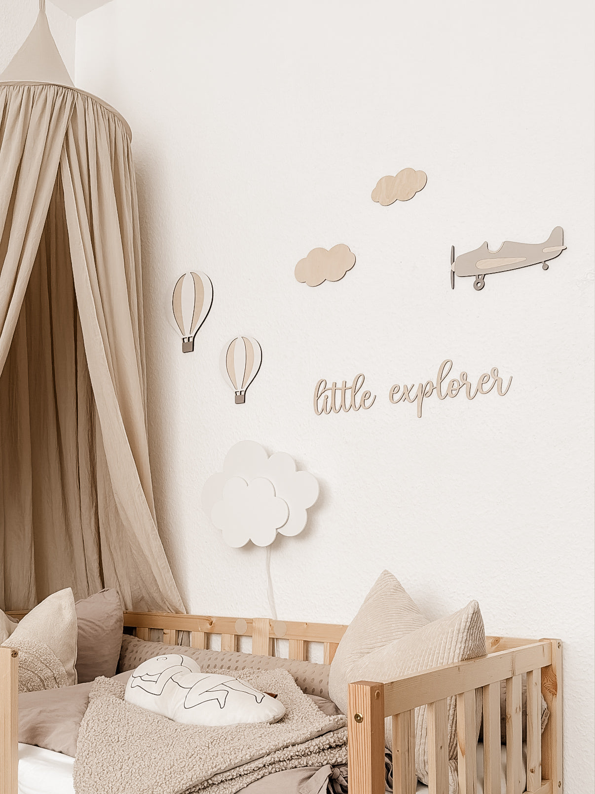 Heißluftballon aus Holz – Wanddeko in Weiß-Birke