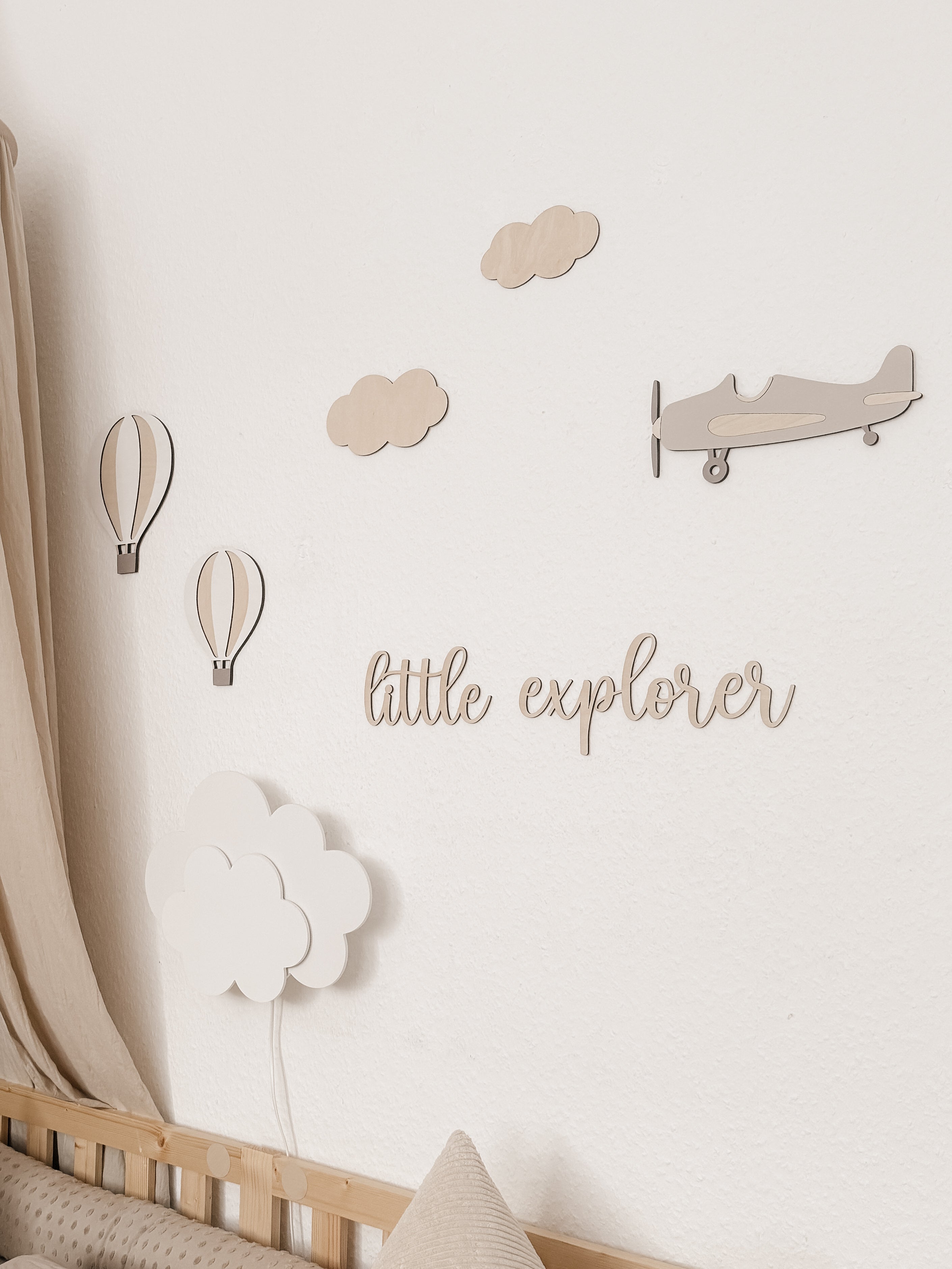 Heißluftballon aus Holz – Wanddeko in Weiß-Birke