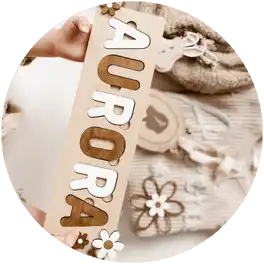 Holzes Namensschild mit „Aurora“ in goldenen Buchstaben, floralen Akzenten und einem natürlichen Finish.
