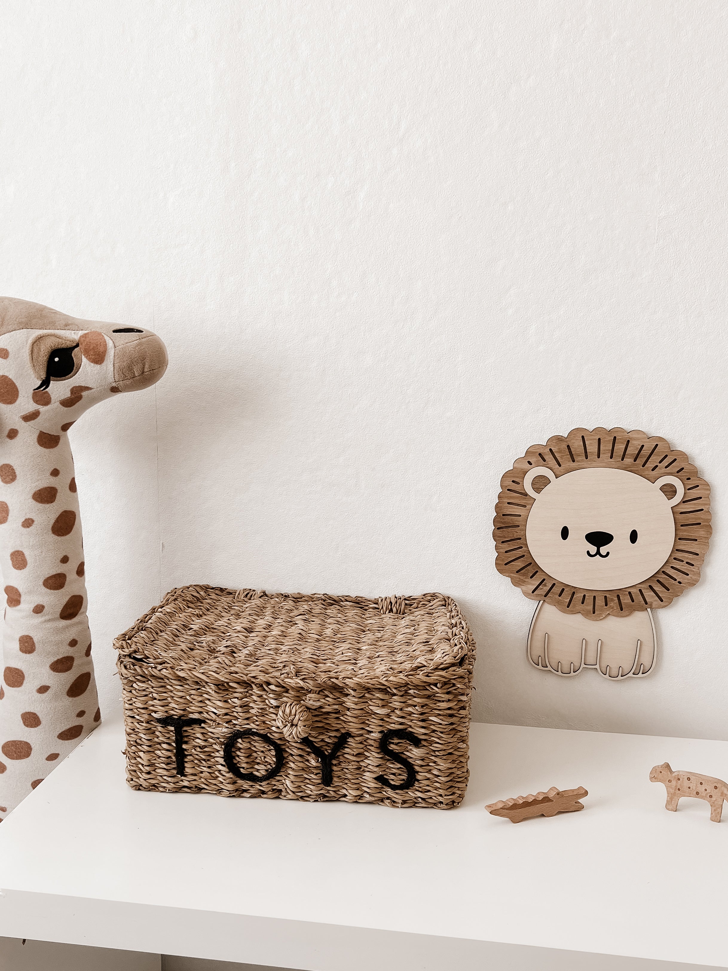 Löwe aus Holz - nussbraun Birke