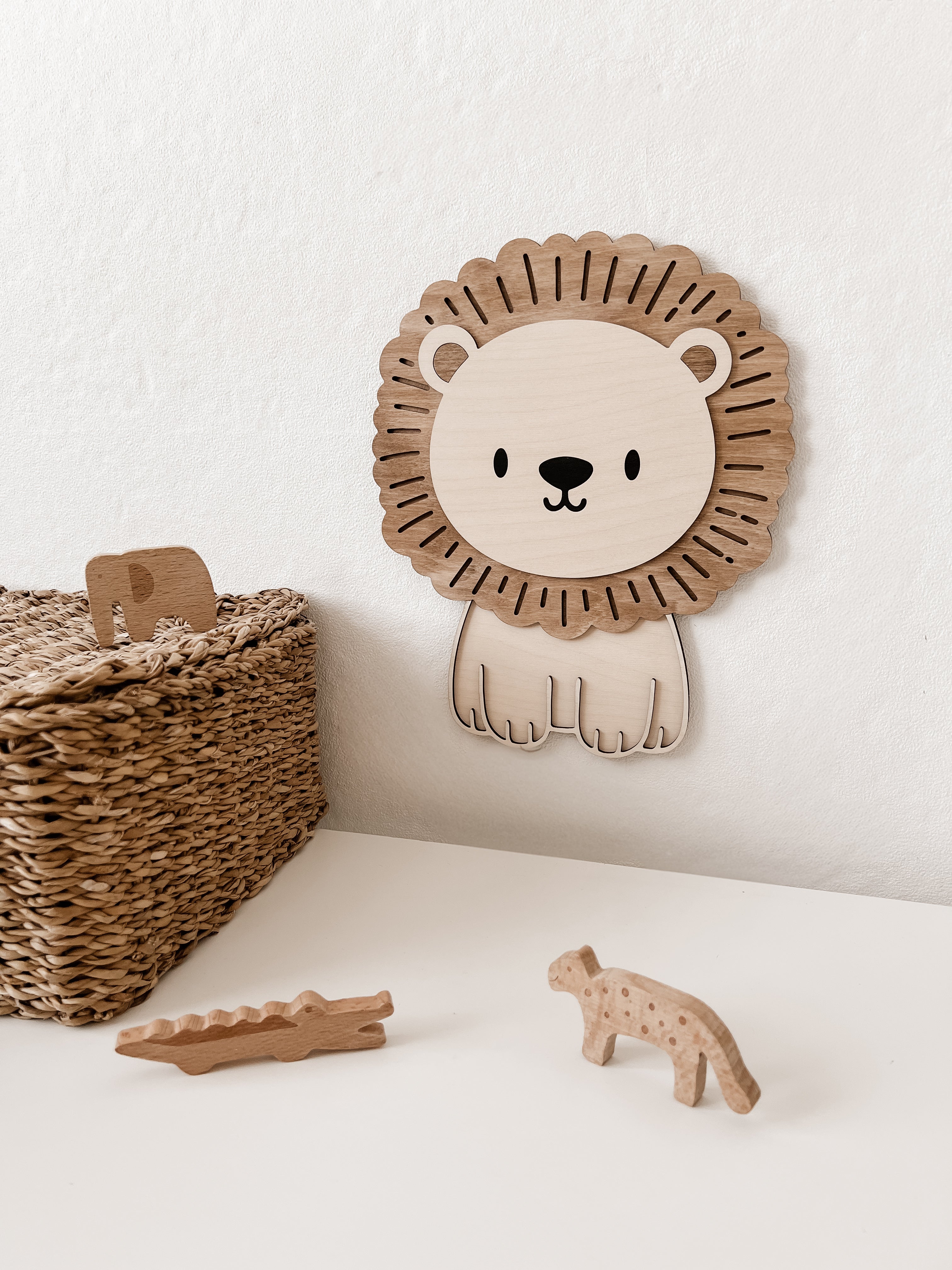 Löwe aus Holz - nussbraun Birke