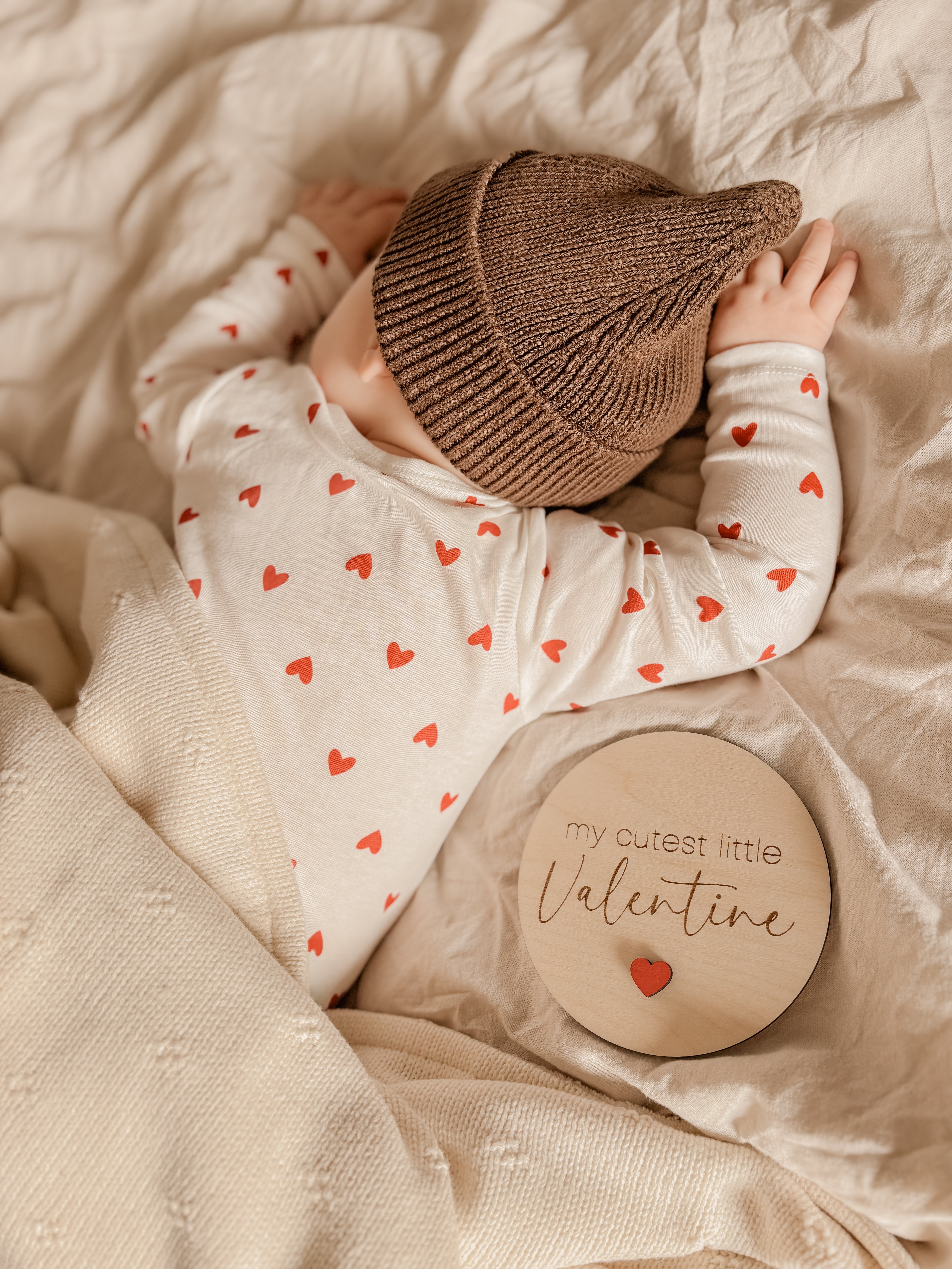 My Cutest Little Valentine Holztafel Rot – Liebevolle Valentinstags-Meilensteinkarte aus Holz
