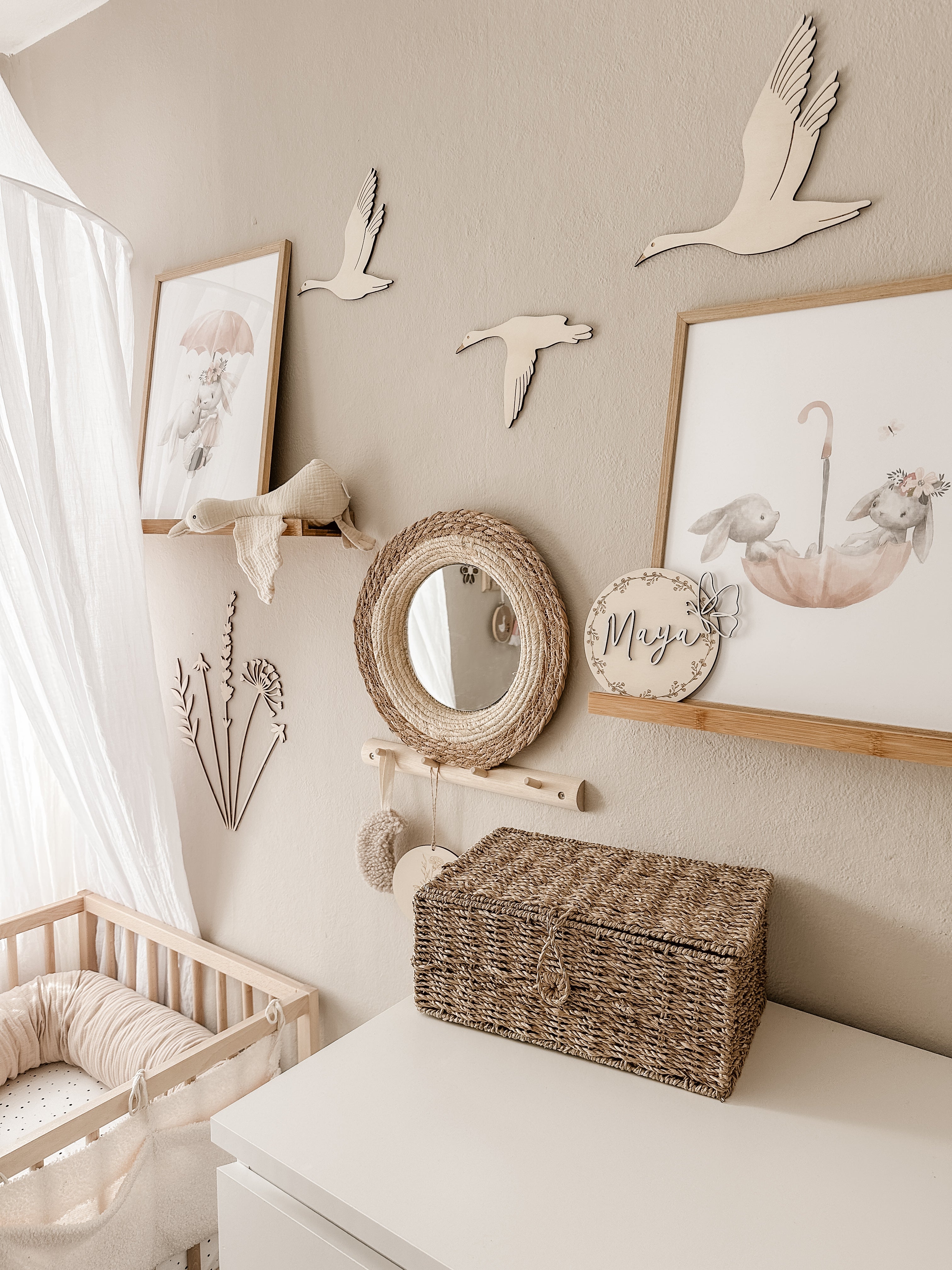 Namenstafel aus Holz in verschiedenen Variationen mit Schmetterling