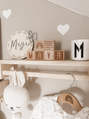 Namenstafel aus Holz in verschiedenen Variationen mit Schmetterling