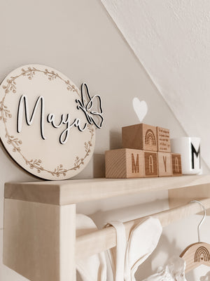 Namenstafel aus Holz in verschiedenen Variationen mit Schmetterling