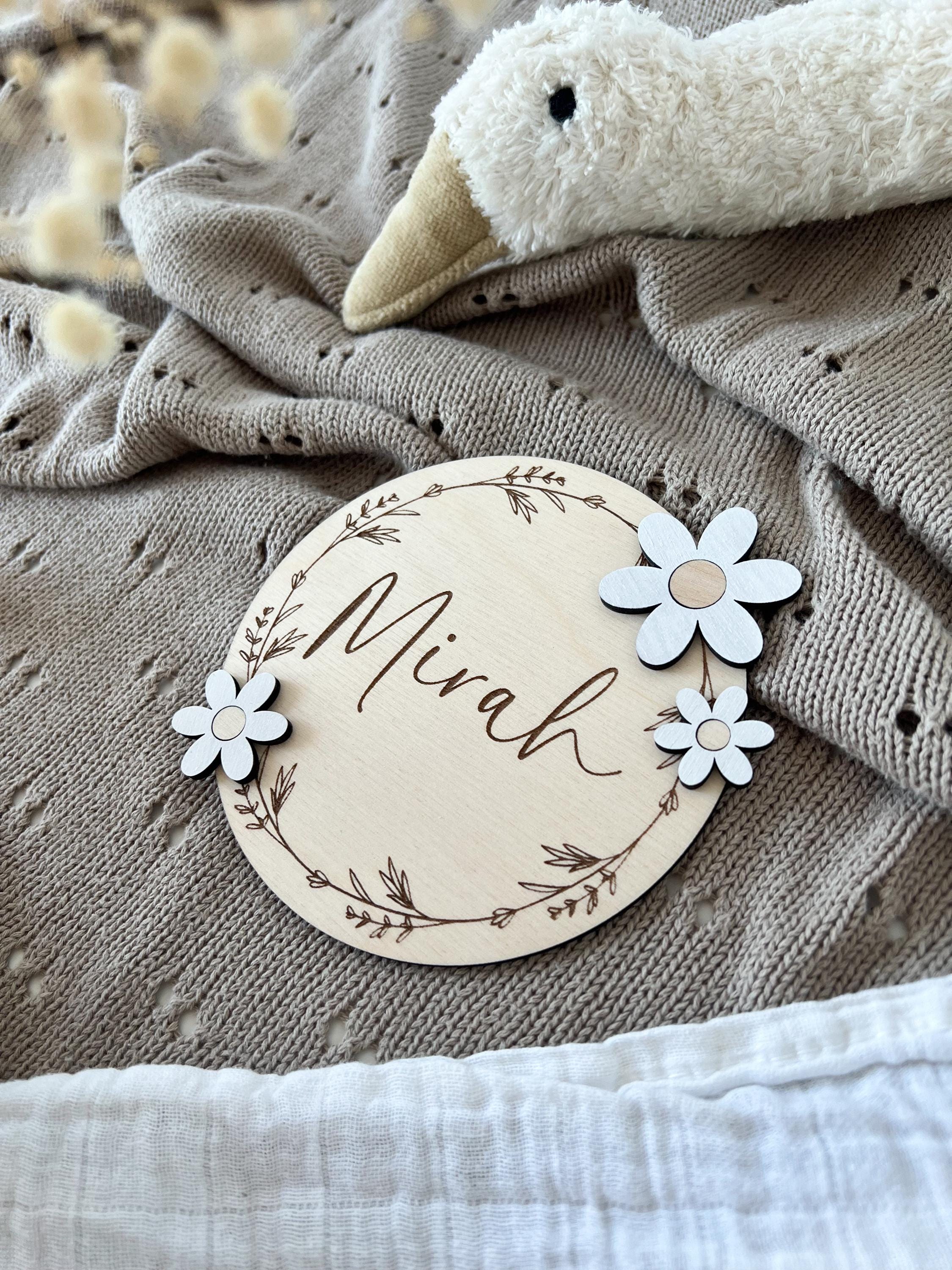 Namenstafel mit Blumen aus Holz in verschiedenen Farben - BohoWildflowerVibes