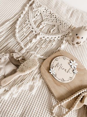 Namenstafel mit Blumen aus Holz in verschiedenen Farben - BohoWildflowerVibes