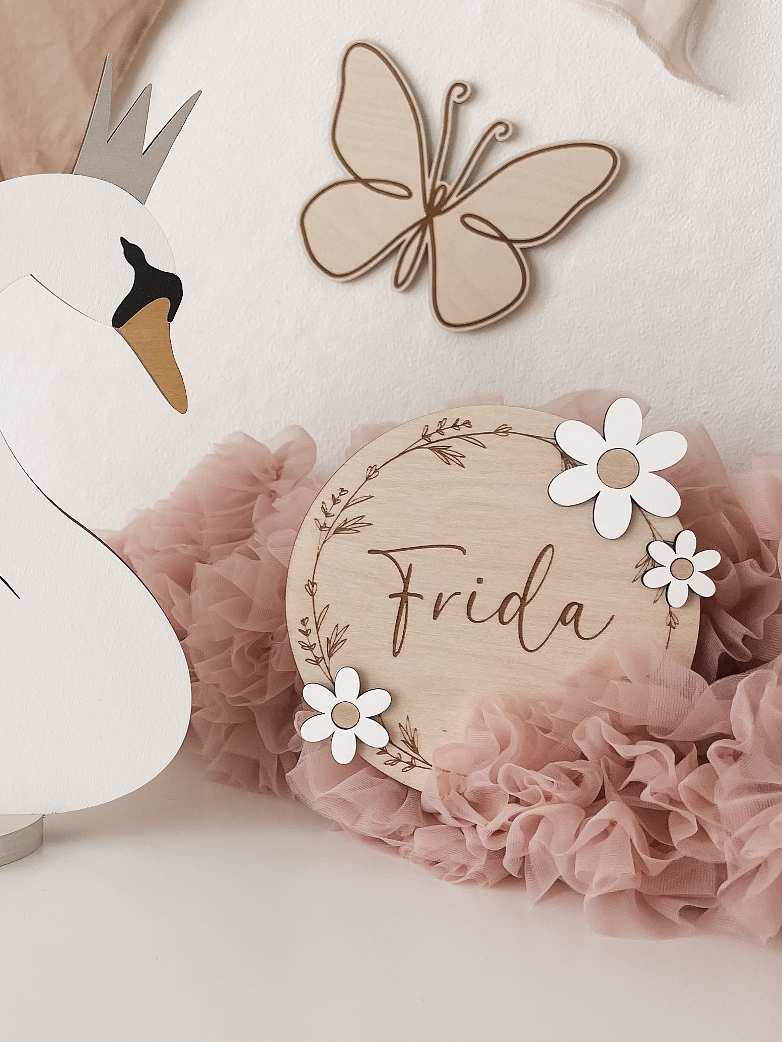 Namenstafel mit Blumen aus Holz in verschiedenen Farben