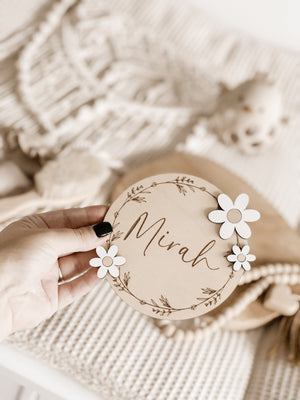 Namenstafel mit Blumen aus Holz in verschiedenen Farben - BohoWildflowerVibes