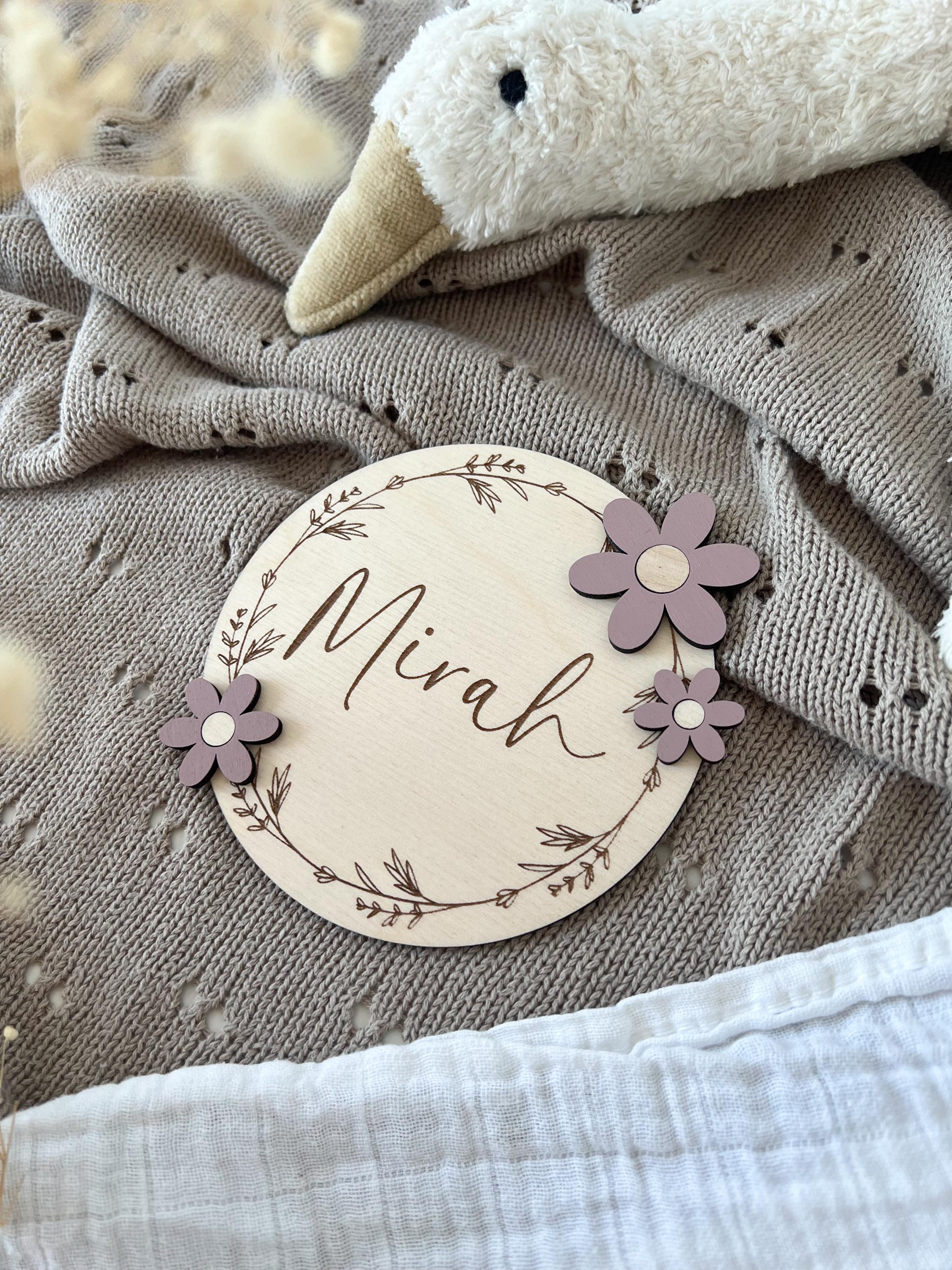 Namenstafel mit Blumen aus Holz in verschiedenen Farben - BohoWildflowerVibes