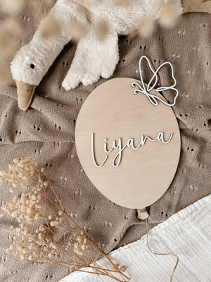 Personalisierter Ballon aus Holz mit Namen und Schmetterling in verschiedenen Variationen - BohoWildflowerVibes