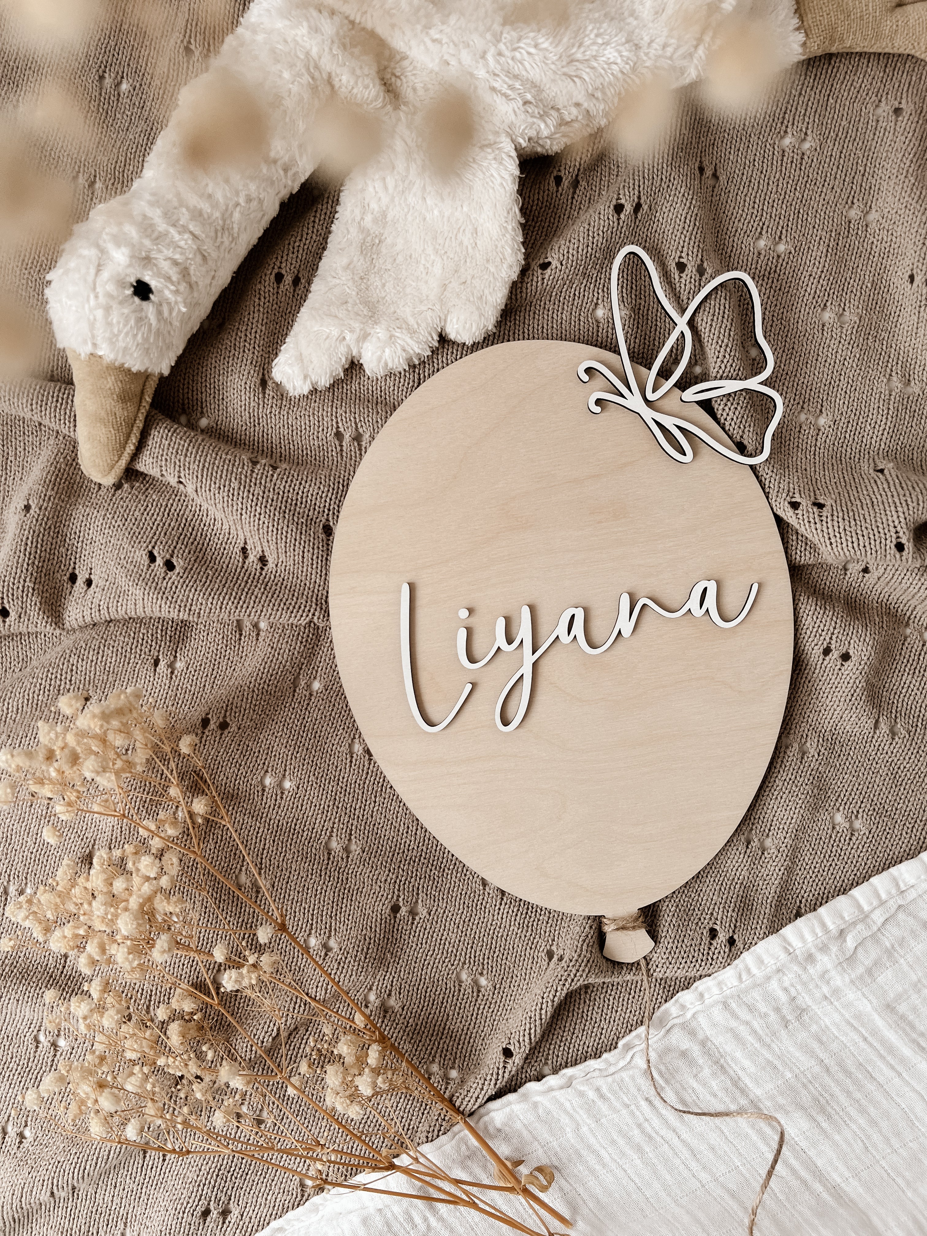 Personalisierter Ballon aus Holz mit Namen und Schmetterling in verschiedenen Variationen - BohoWildflowerVibes