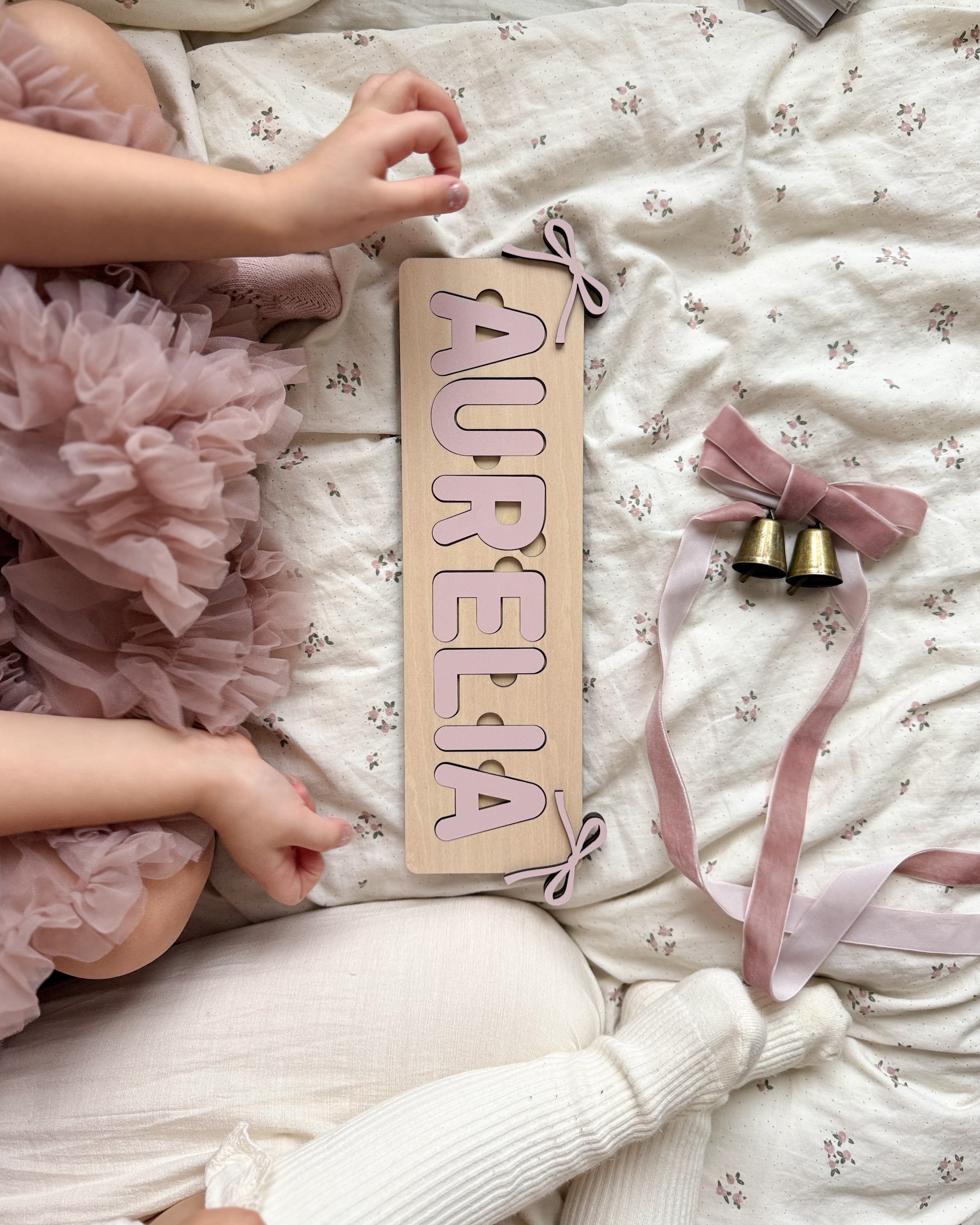 Personalisiertes Steckpuzzle mit Namen und Schleifen - Rosé aus Holz für Kinder ab 3 Jahren mit Gravur