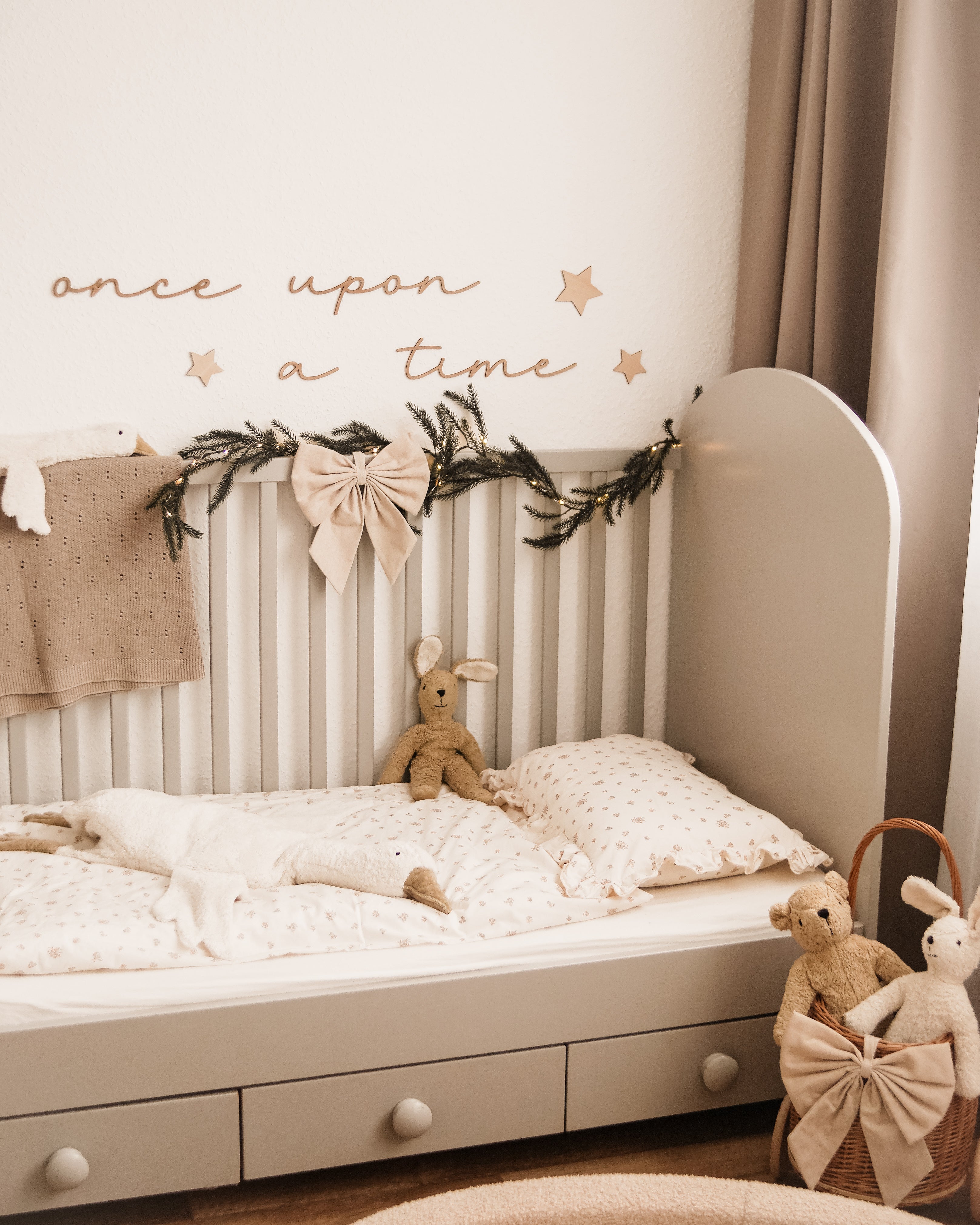 Schriftzug - once upon a time - nussbraun